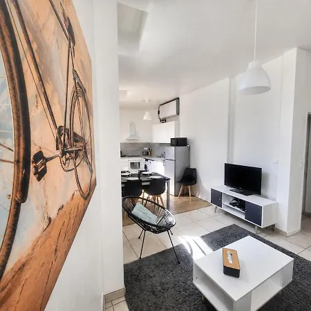 5 Personnes, Rez-de-chaussee Apartment *